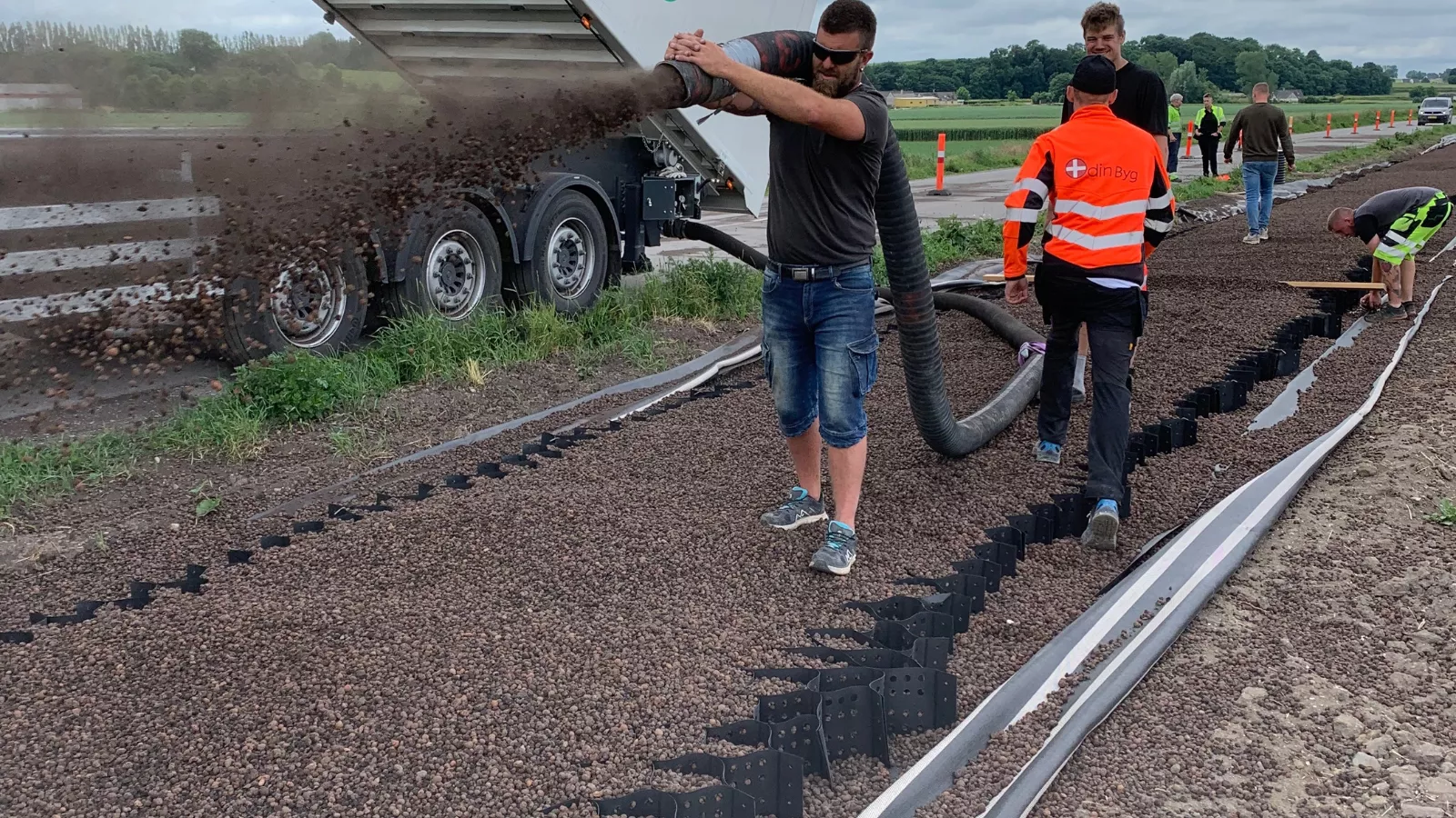 Schnelle und einfache Lieferung mit dem Ausblasfahrzeug