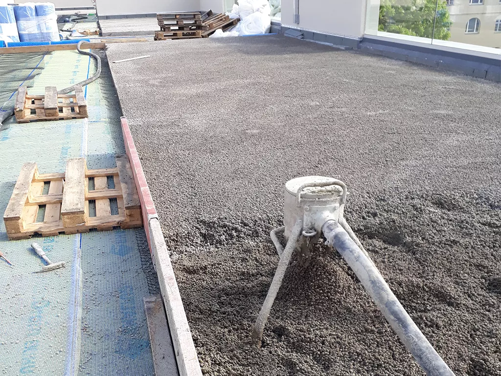 Floormix wird auf Dach gepumpt