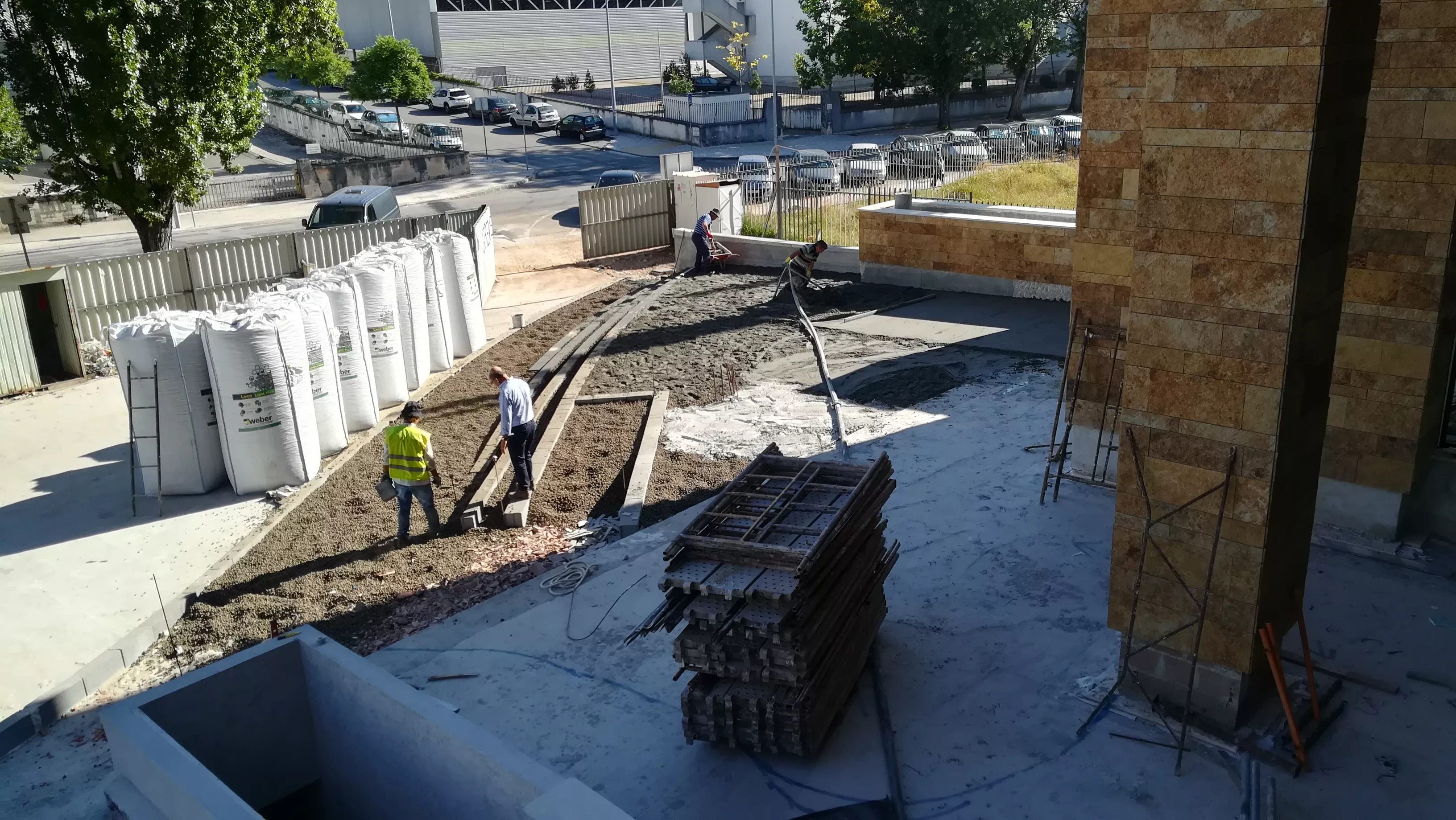 Insgesamt wurden bei diesem Projekt 400 m3 Leca LWA verwendet, die in kleinen Säcken und Big Bags geliefert wurden.